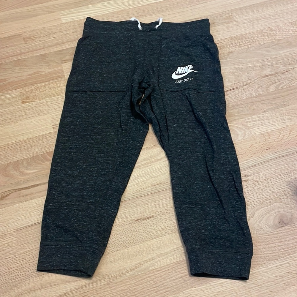 Nike women’s cropped joggers size s